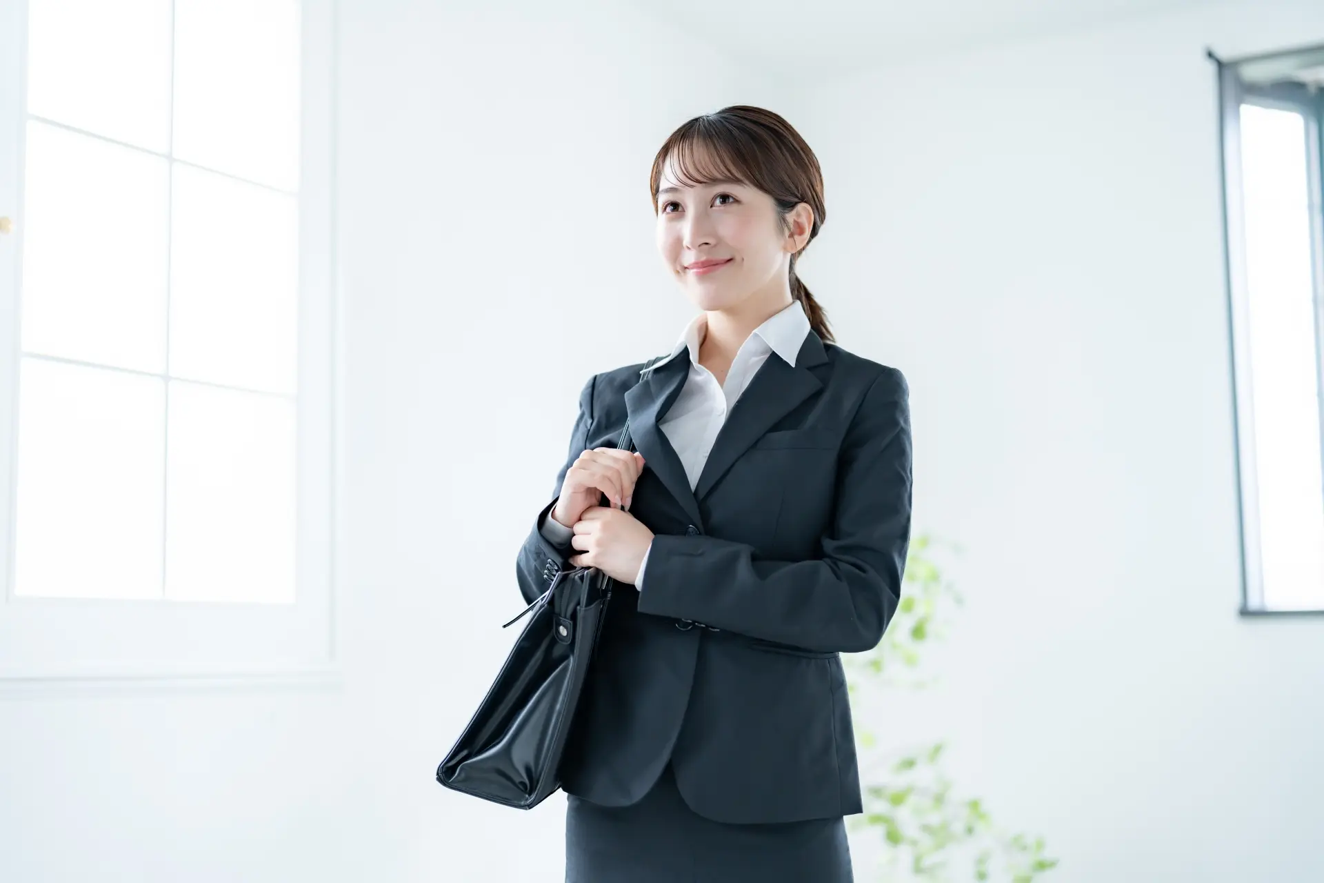 面接試験のかばんはショルダーバッグが無難な理由